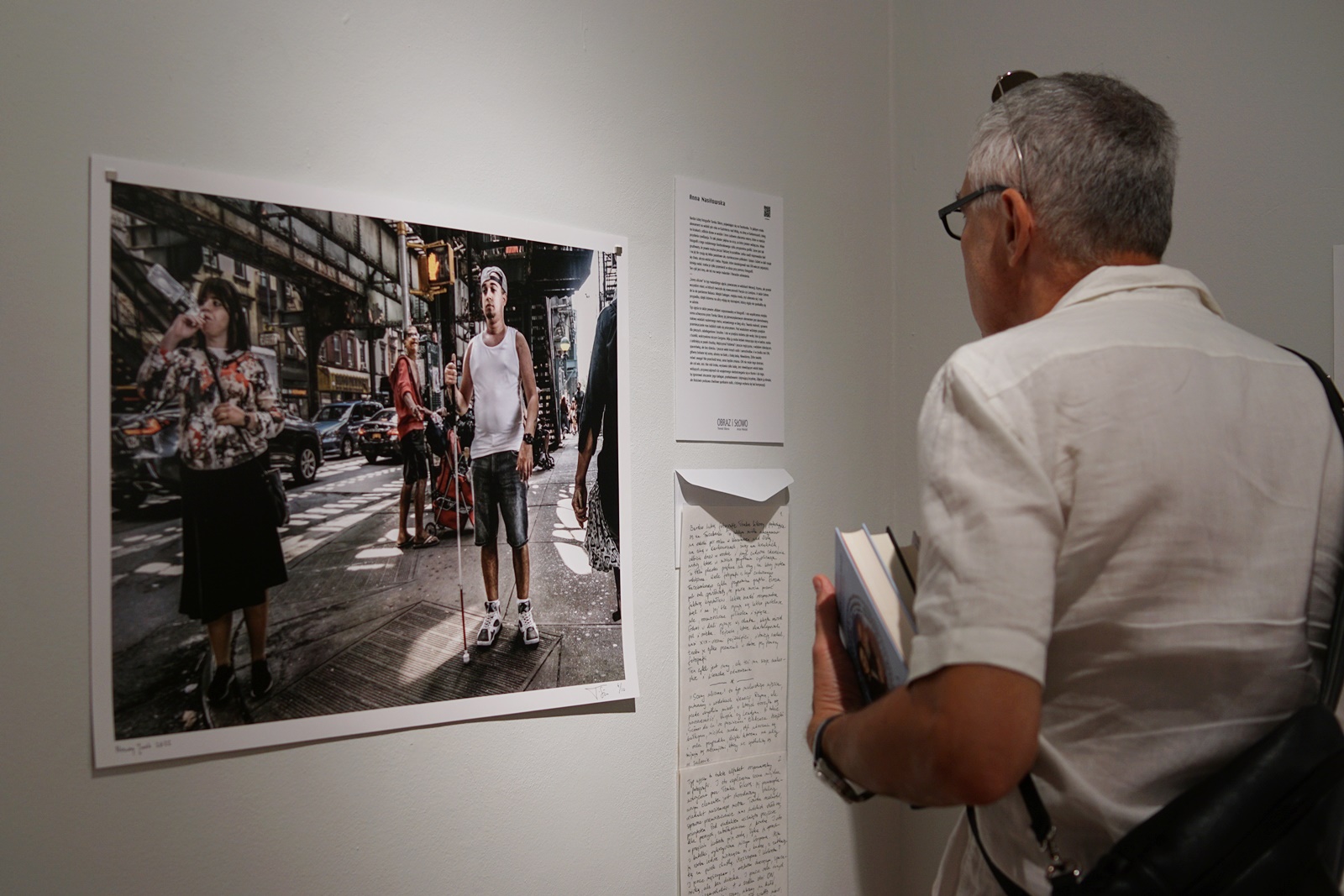 Spotkanie autorskie z towarzyszeniem kuratora w ramach wystawy „Obraz i Słowo” – fotografie Tomka Sikory | 18 sierpnia 2024, godz. 13:00